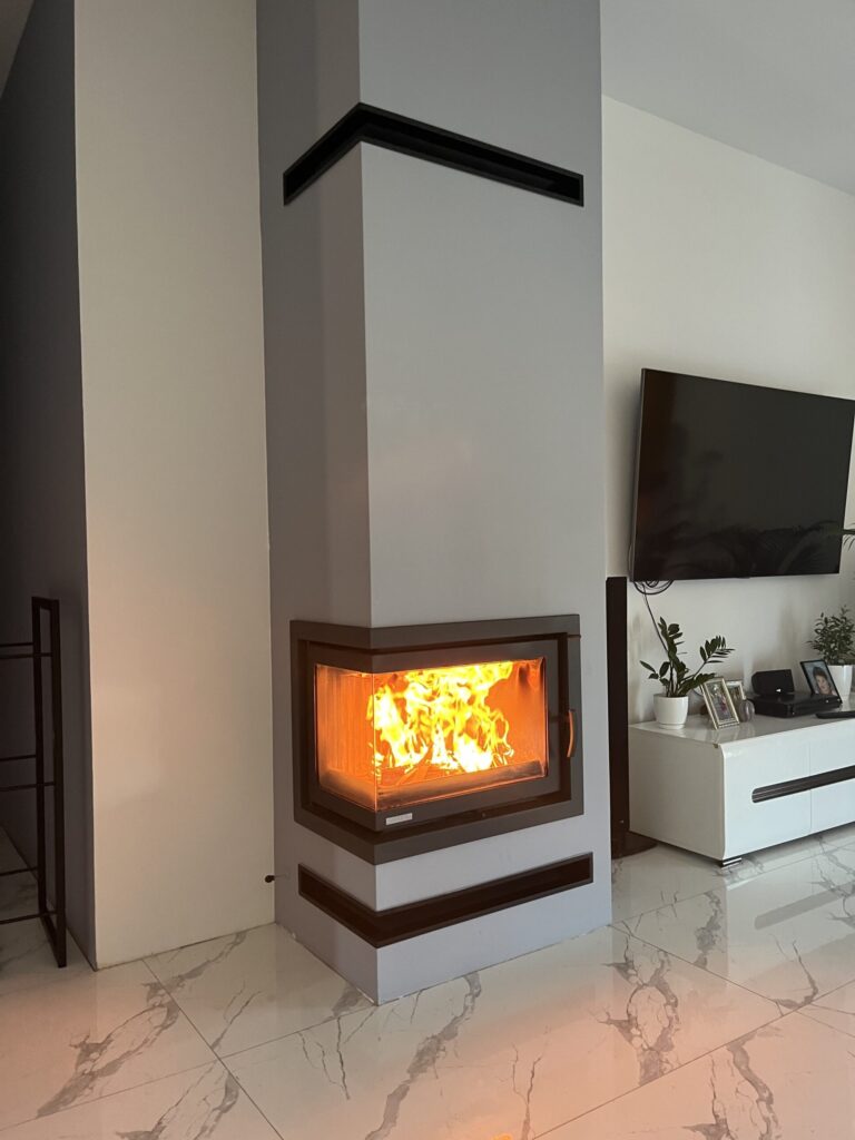 Kominek HEATING-PRO-EKO-LEWY zamontowany w salonie, palący się ogień, zabudowa do sufitu
