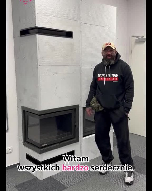 Marcin Różalski („Różal”) w materiale wideo Pan Kominek na TikToku