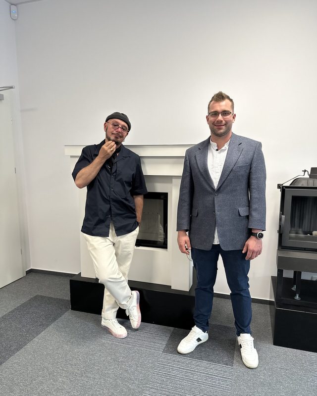 Tomasz Jacyków, aktor i prezenter telewizyjny, przy kominku Pan Kominek